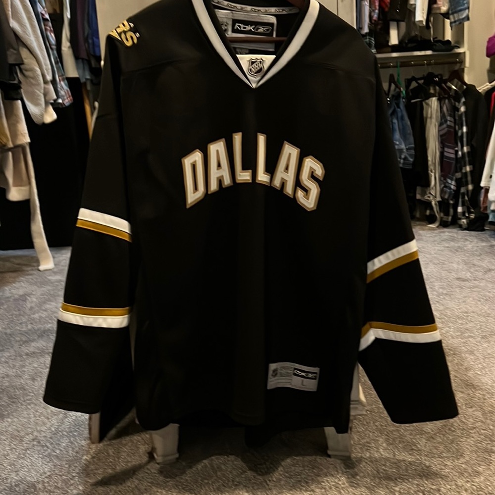Like new condition Dallas Stars jersey from 2007-2012!